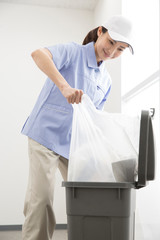 ゴミを回収する清掃員