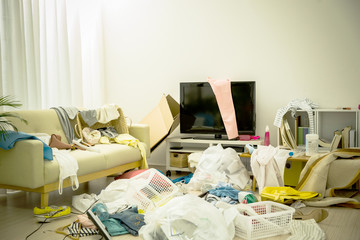 散らかった部屋