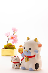 手招きする牛と猫、年賀状素材