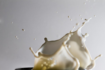 lait déborde éclabousse tasse bol 