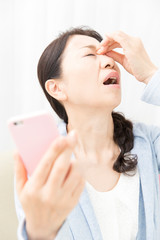 眼痛疲労の女性