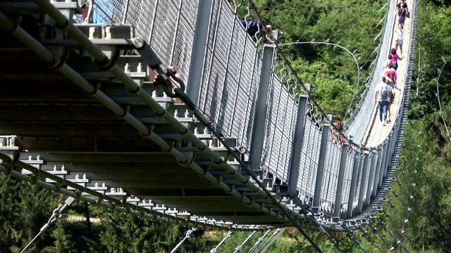 H&auml;ngeseilbr&uuml;cke Geierlay, Menschen laufen &uuml;ber die Br&uuml;cke