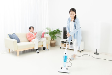 Obraz premium 掃除をする主婦