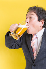 Fototapeta premium ビールを飲むビジネスマン