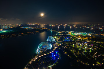 Fototapeta premium Sunset Singapore Marina Bay rooftop view with urban skyscrapers at night