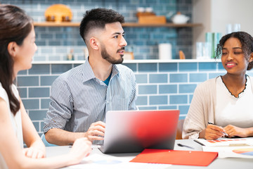 多国籍なメンバーでのビジネスシーンのスナップ写真