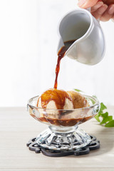 バニラアイスクリームにエスプレッソコーヒーをかけたコーヒーアフォガート