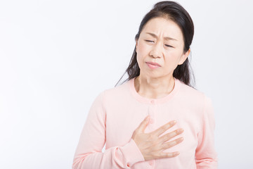 胸が痛む女性