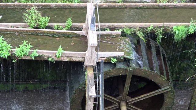 Wasserrad in Saarburg, Wasserkraft, Umleitung des Wassers durch die Stadt