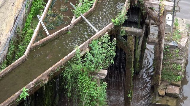 Wasserrad in Saarburg, Wasserkraft, Umleitung des Wassers durch die Stadt