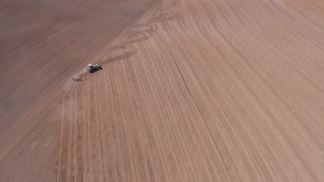 Traktor pfl&uuml;gt Acker von Oben in 4k