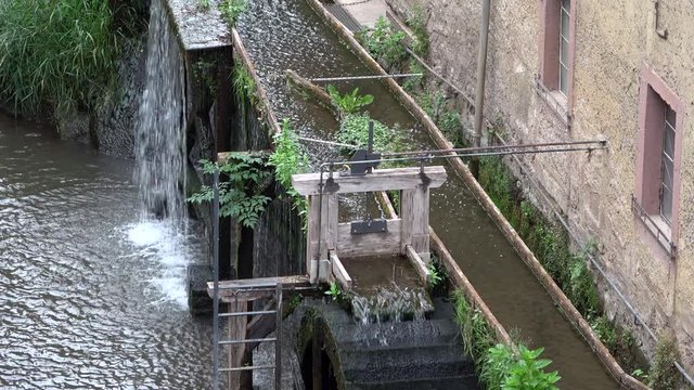 Wasserrad in Saarburg, Wasserkraft, Umleitung des Wassers durch die Stadt