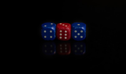 Drei Würfel vor schwarzem Hintergrund