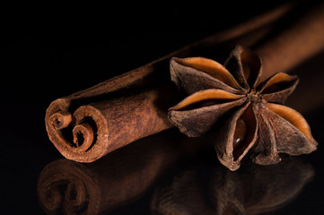 Weihnachtlicher Zimt mit Anis-Stern vor schwarzem Hintergrund