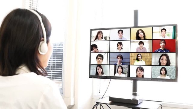 テレワーク　TV会議　イメージ　男女　会社同僚16人　和やか