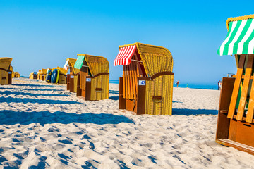 Naklejka premium Standkorb, Strandkörbe am Ostseestrand in Wustrow, Ostsee, Deutschland