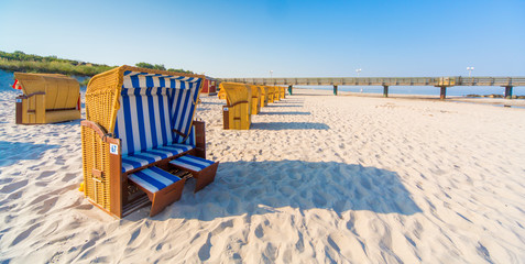 Urlaub an der Ostsee, Strandkorb an der Küste in Mecklenburg-Vorpommern