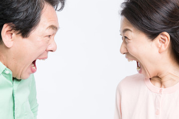 喧嘩する夫婦