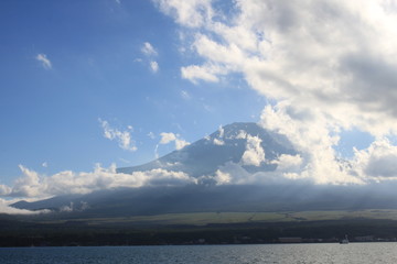 Obraz premium Mt.Fuji from Lake Yamanaka in Yamanashi, JAPAN 山中湖からの富士山、山梨県、日本