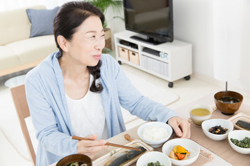 食事をする女性