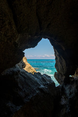 szczelina w jaskinia plaży w Tropea - obrazy, fototapety, plakaty