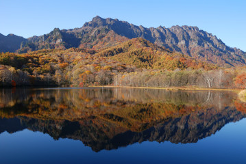 Naklejka premium the 'Kagami-ike' lake in autumn Togakushi @Shinshu.Nagano / 戸隠高原 鏡池の紅葉と晴天 @信州長野