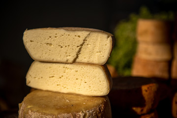 Pecorino – ser podpuszczkowy, otrzymywany z owczego mleka, dojrzewający, twardy, lekko pikantny, pochodzący z Włoch. - obrazy, fototapety, plakaty