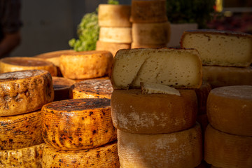 Pecorino – ser podpuszczkowy, otrzymywany z owczego mleka, dojrzewający, twardy, lekko pikantny, pochodzący z Włoch.