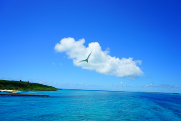 2020年8月、宮古島、来間大橋から眺める青い海と空。日本、沖縄。