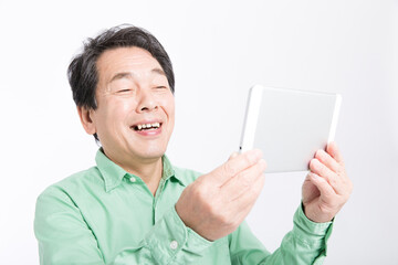 タブレットPCをみる男性