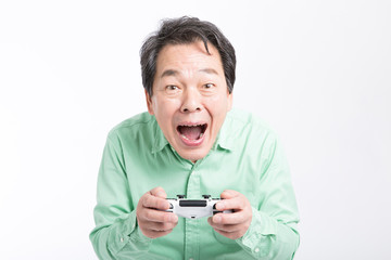 ゲームをするミドル男性