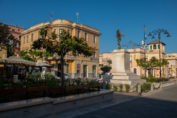 rynek w Tropea, klimatyczne kawiarenki dookoła oraz pomnik w centralnym punkcie