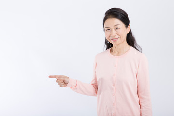 指差しをする女性