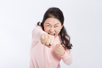 怒る女性