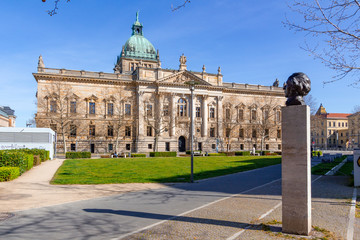 Fototapeta na wymiar Bundesverwaltungsgericht in Leipzig mit Mendelssohn-Denkmal 