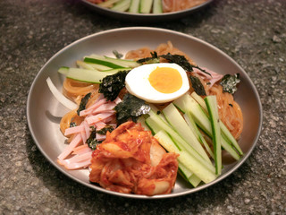 山で調理するヘルシーなアウトドアごはん【韓国冷麺】
