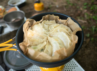山やキャンプで調理するアウトドアごはん・山ごはん【焼き餃子】