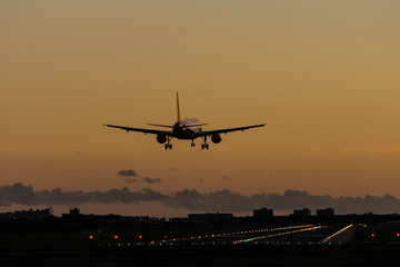 Fototapeta na wymiar avion aterrizando en el aeropuerto de Palma, mallorca, balearic islands, Spain