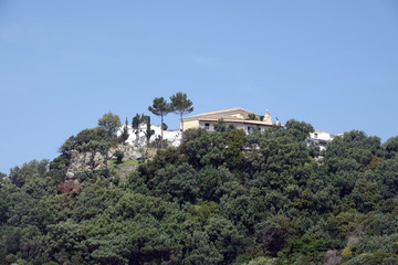 Fototapeta na wymiar Haus an der Küste von paleokastritsa, Korfu