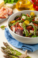 Salad with asparagus and bacon.