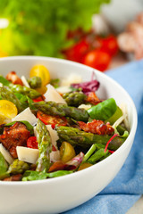 Salad with asparagus and bacon.