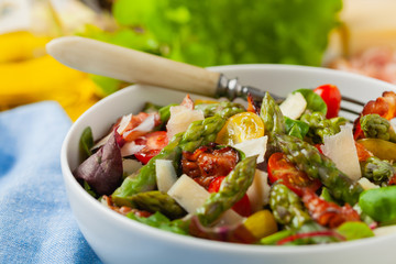 Salad with asparagus and bacon.