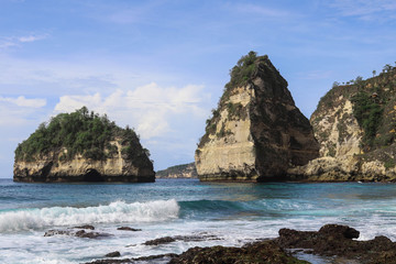 Fototapeta na wymiar The beautiful Diamond Beach on Nusa Penida Island, Bali, Indonesia. Amazing view, white sand beach with rocky mountains and azure lagoon with clear water of Indian Ocean 