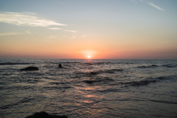 Puesta de sol en Cala de roche en chiclana de la frontera,cadiz,andalucia,españa