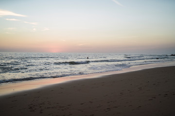 Puesta de sol en Cala de roche en chiclana de la frontera,cadiz,andalucia,españa