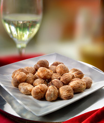 Castañas asadas con copa de vino blanco. Roasted chestnuts with a glass of white wine. 