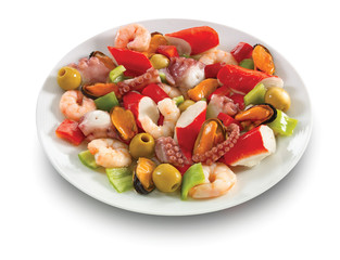 Ensalada con pulpo gambas y mejillones sobre fondo blanco, vista cenital. Salad with octopus, prawns and mussels on a white background, overhead view.