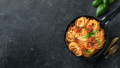 Obraz na płótnie Canvas spaghetti in a black plate