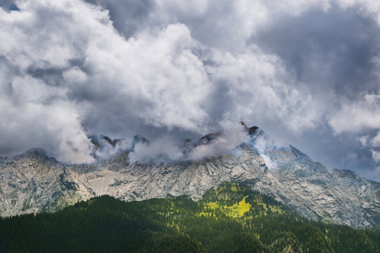 dark storm clouds over the mountains © Toms.media