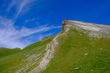La vetta rocciosa del Piz Uccello, Alpi Lepontine Svizzere, San Bernardino
